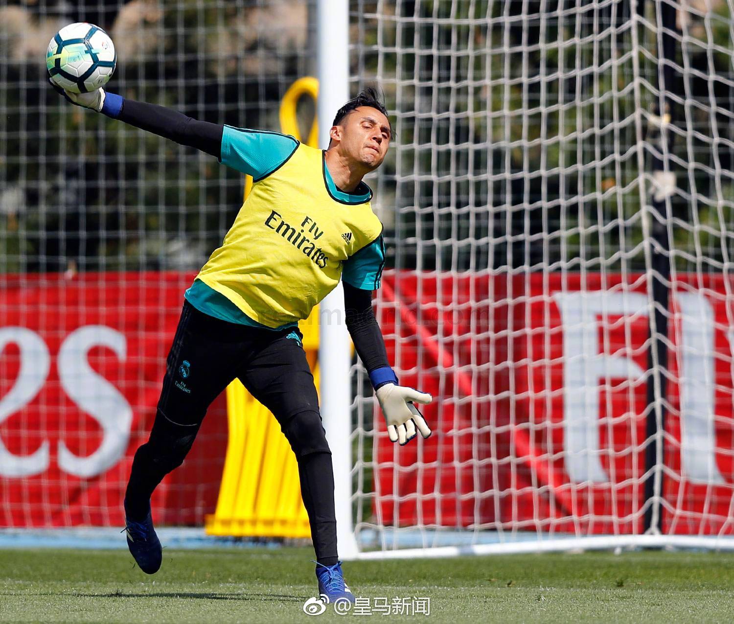 曼联更衣室发声备战欧冠利物浦迎社区盾关键赛，连对手都承认：清晨比利亚雷亚尔调整名单以备德国杯的简单介绍